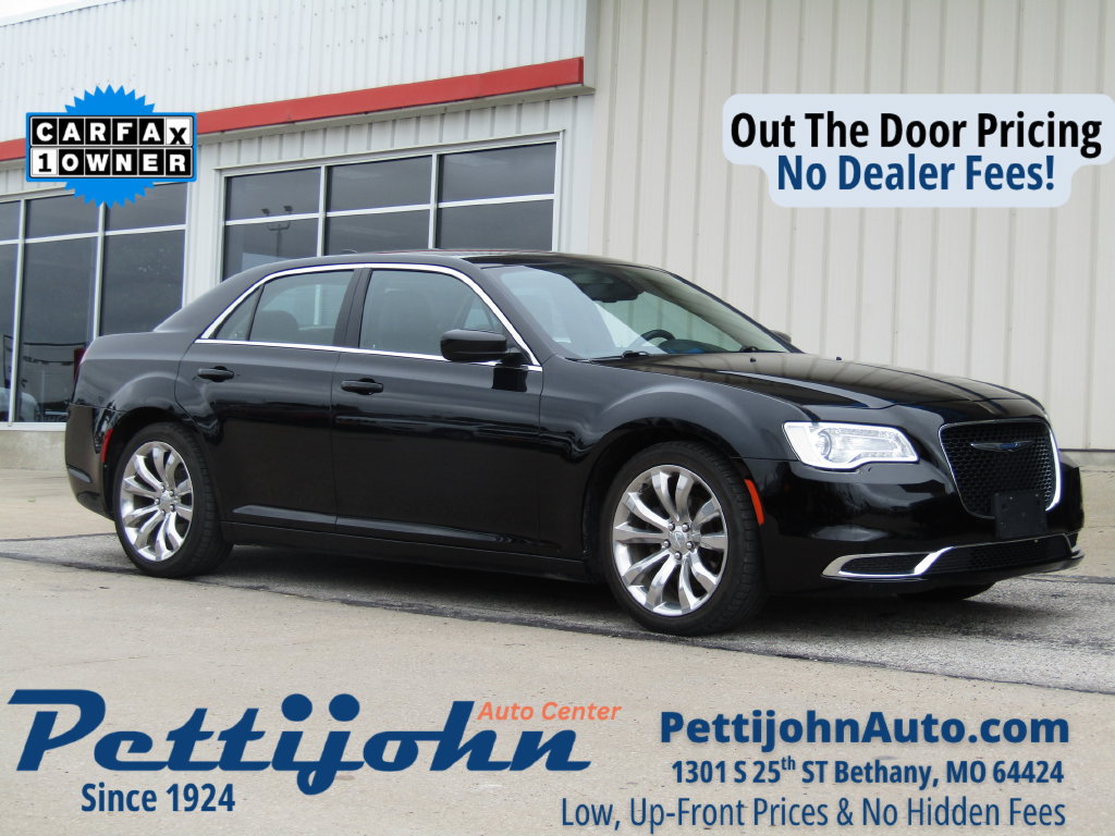 Used 2017 Chrysler 300 Limited RWD image 1