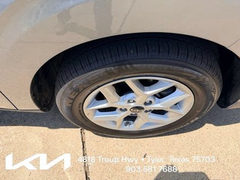 Certified 2025 Kia Soul LX w/ LX Technology Package FWD image 12