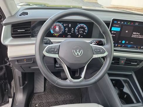 Certified 2025 Volkswagen Tiguan SE FWD image 27