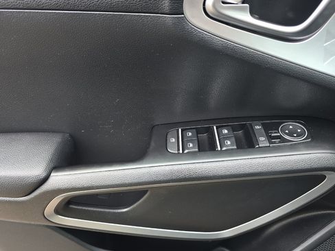 Used 2025 Kia Soul LX w/ LX Technology Package FWD image 11