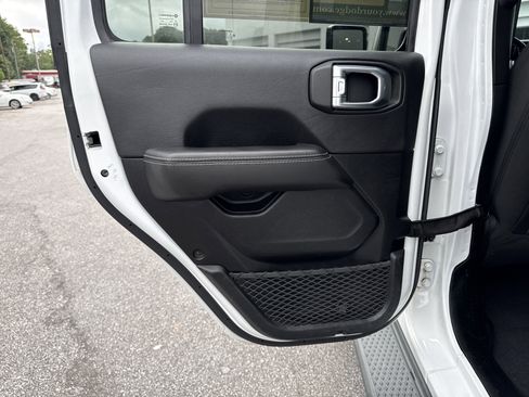 Used 2021 Jeep Gladiator Overland image 24