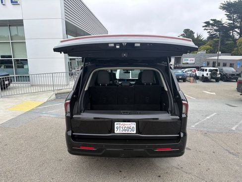Used 2025 Lincoln Navigator Reserve AWD/4WD image 8