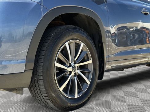 Used 2017 Toyota Highlander XLE w/ Carpet Mat Package AWD/4WD image 8