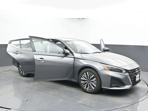Used 2024 Nissan Altima 2.5 SV AWD/4WD image 33