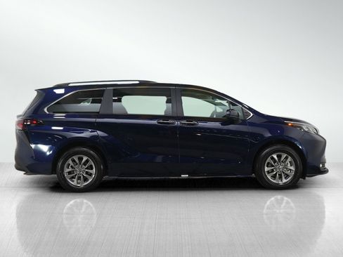 Used 2025 Toyota Sienna XLE image 6
