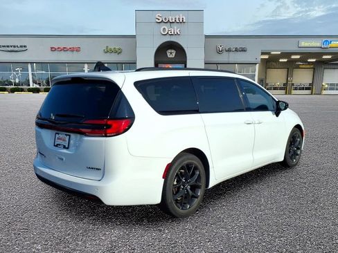 Certified 2025 Chrysler Pacifica Limited FWD image 3