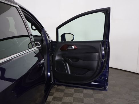 Used 2020 Chrysler Pacifica Limited image 20