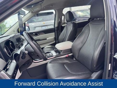 Used 2024 Kia Carnival LX FWD image 11