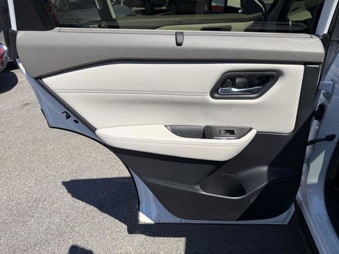 Used 2025 Nissan Rogue SV w/ SV Premium Package image 19