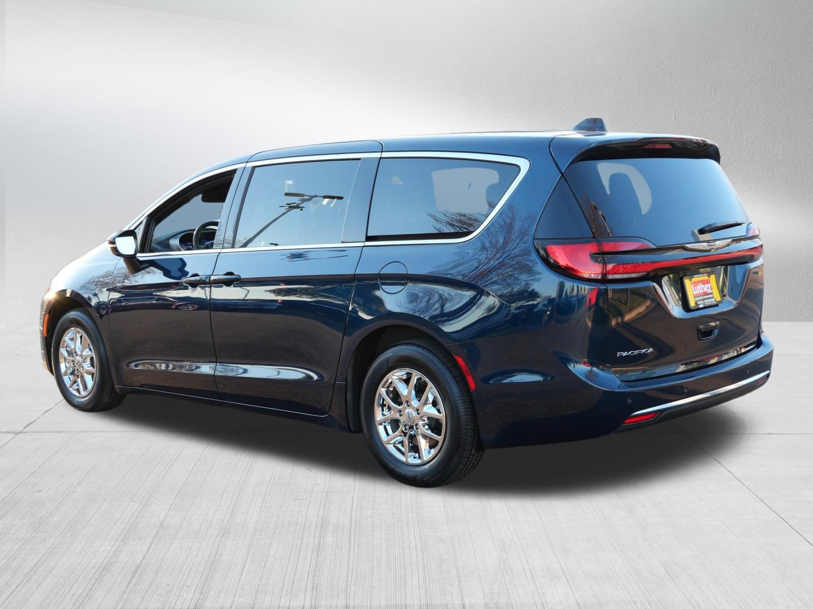 Used 2025 Chrysler Pacifica Select FWD image 4