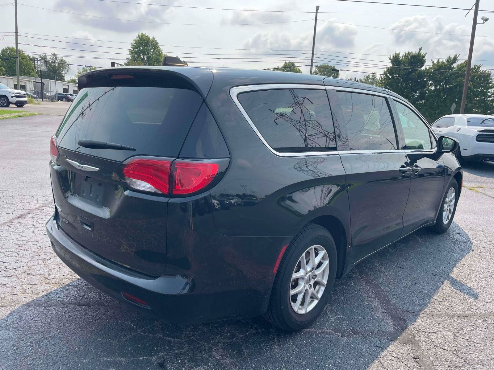 Used 2023 Chrysler Voyager LX FWD image 8