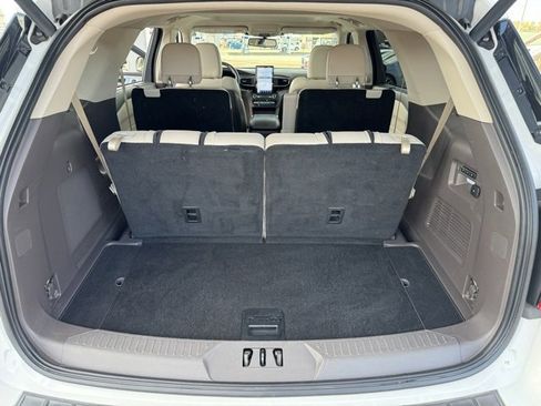 Used 2020 Ford Explorer Platinum w/ Premium Technology Package image 27