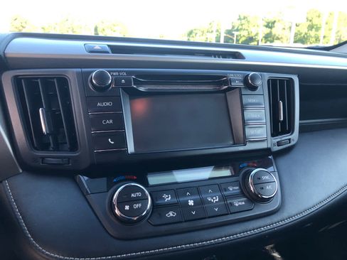 Used 2018 Toyota RAV4 XLE AWD/4WD image 18