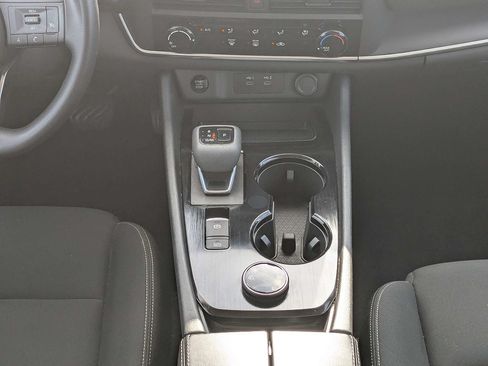 Used 2024 Nissan Rogue S AWD/4WD image 19