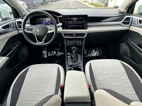 Certified 2025 Volkswagen Taos SE w/ Panoramic Sunroof Package image 35