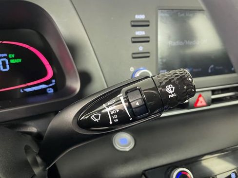 Used 2025 Hyundai Elantra Hybrid FWD image 12
