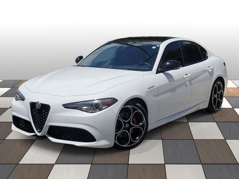 Used 2023 Alfa Romeo Giulia Veloce RWD image 1