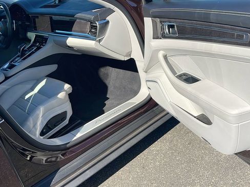 Used 2022 Porsche Panamera Platinum Edition image 35