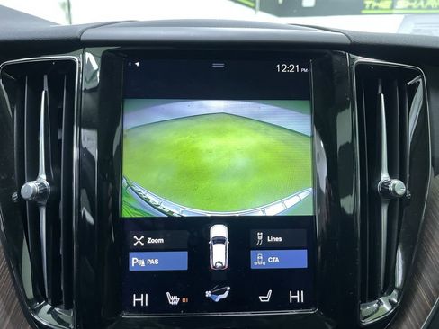 Used 2021 Volvo XC60 T5 Momentum w/ Premium Package image 16