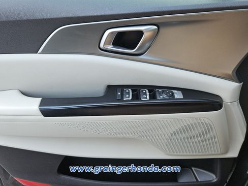 Used 2023 Kia Carnival LX FWD image 23