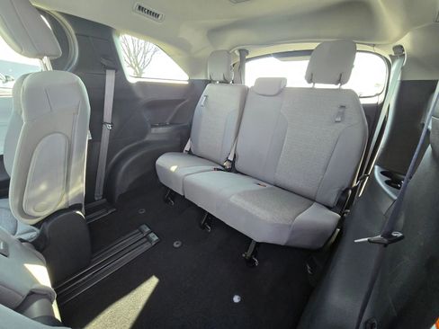 Used 2025 Toyota Sienna LE image 11