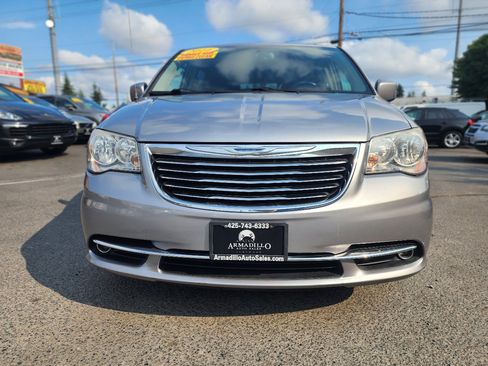 Used 2014 Chrysler Town & Country Touring image 2