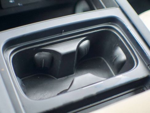 Used 2023 Land Rover Defender 110 SE image 31