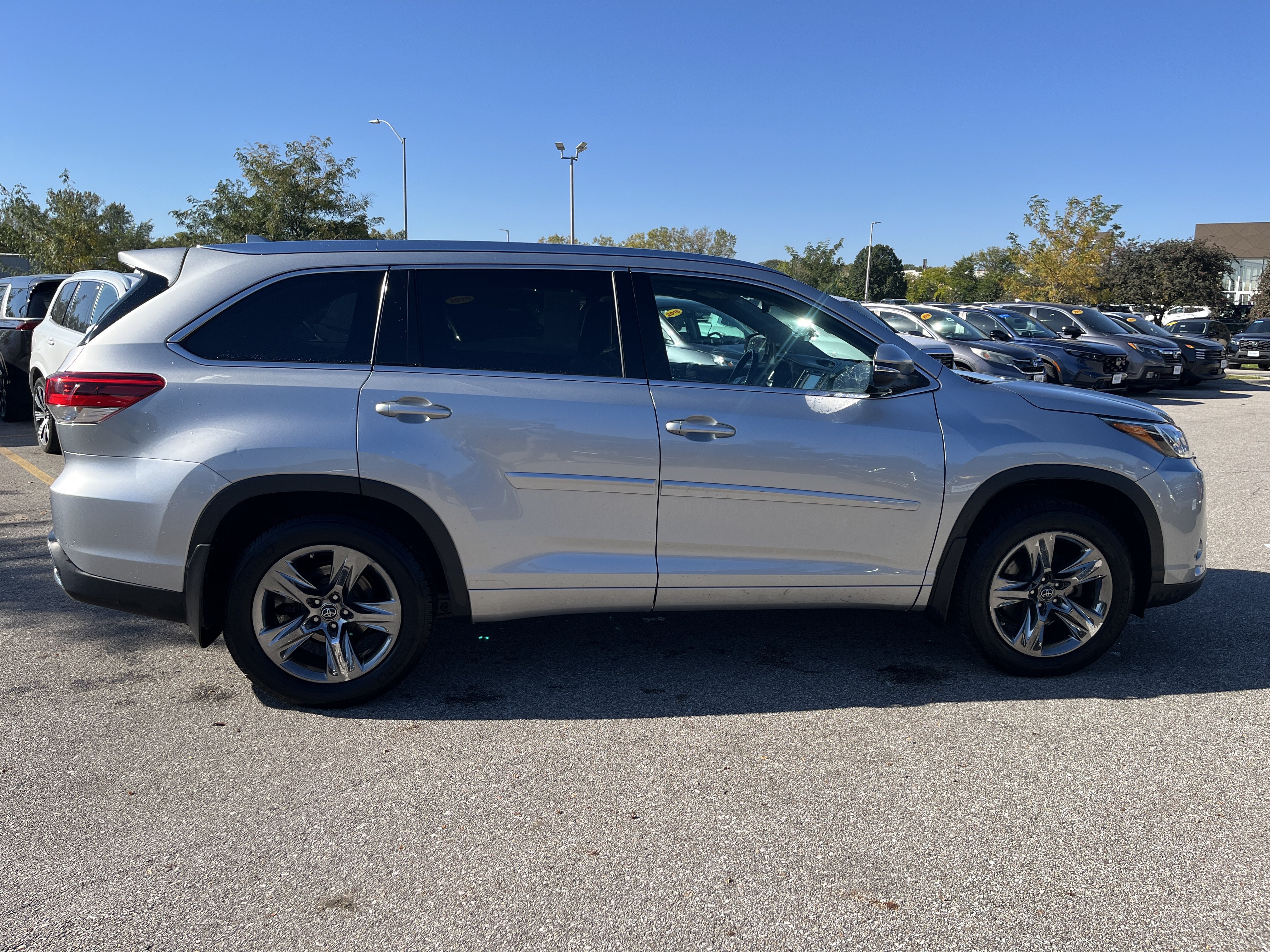 Used 2017 Toyota Highlander Limited Platinum AWD/4WD image 3