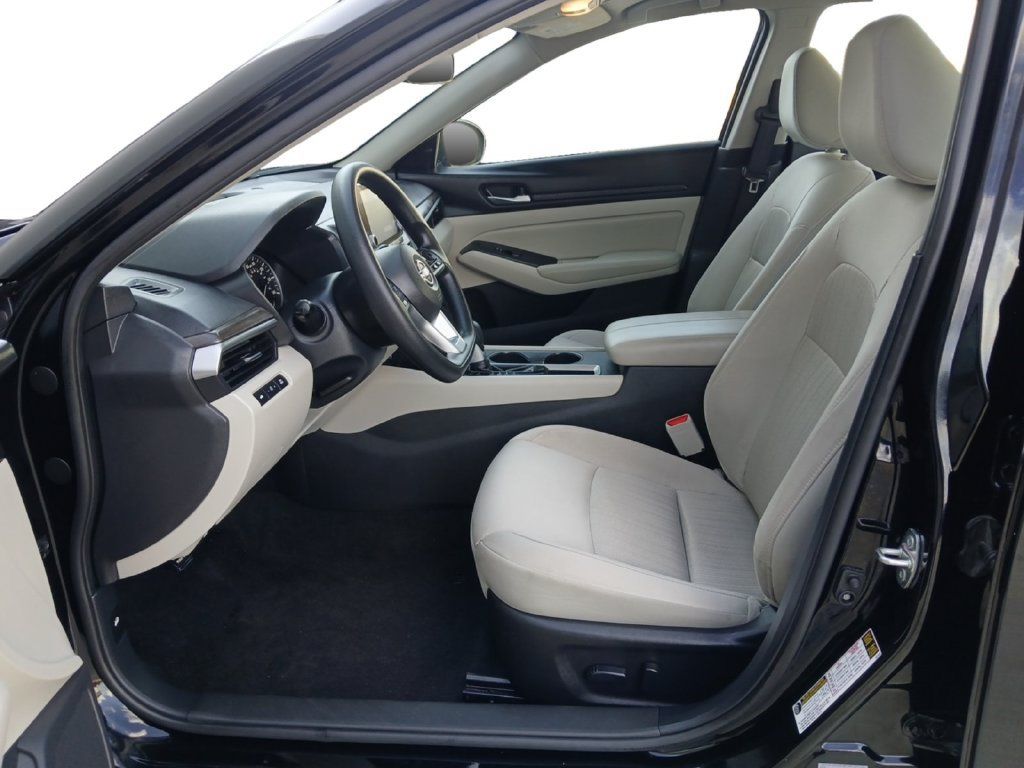 Used 2025 Nissan Altima 2.5 SV FWD image 19