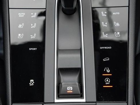 Certified 2025 Porsche Macan image 20