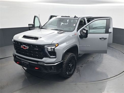 Used 2024 Chevrolet Silverado 2500 ZR2 w/ Technology Package image 30