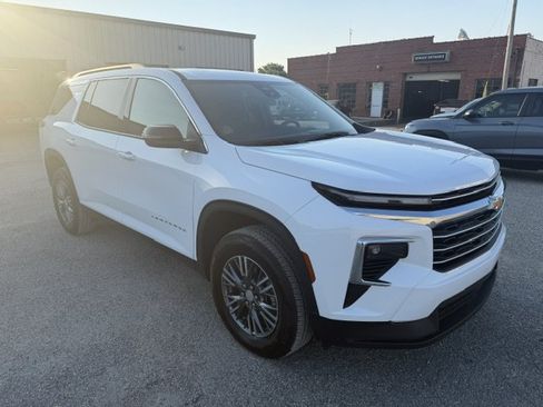 Used 2026 Chevrolet Traverse LT FWD image 7