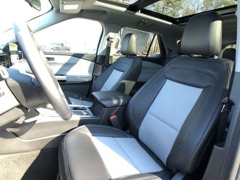 Used 2023 Ford Explorer XLT w/ Equipment Group 202A AWD/4WD image 11