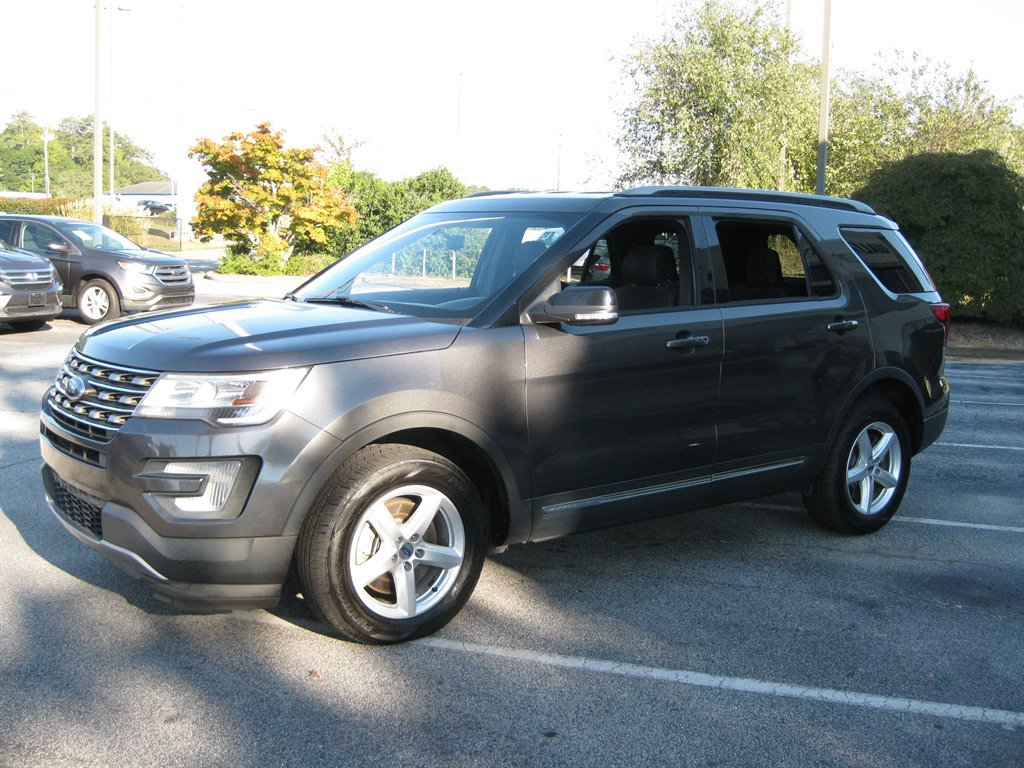 Used 2017 Ford Explorer XLT AWD/4WD image 4