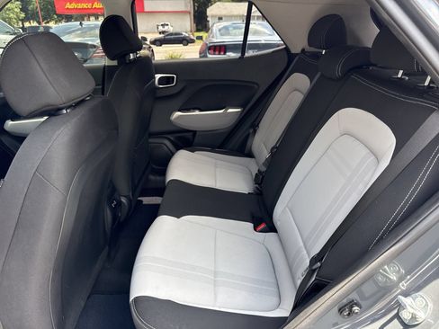 Used 2024 Hyundai Venue SEL FWD image 10