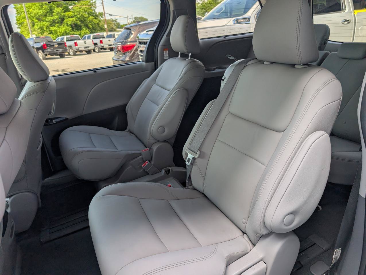 Used 2020 Toyota Sienna XLE w/ XLE Navigation Package FWD image 20