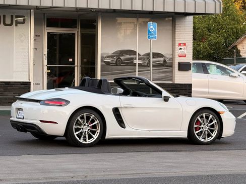 Used 2017 Porsche 718 Boxster RWD image 10