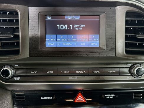 Used 2020 Hyundai Elantra SE w/ Cargo Package (C1) image 17