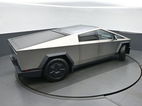 Used 2024 Tesla Cybertruck AWD Crew Cab image 34