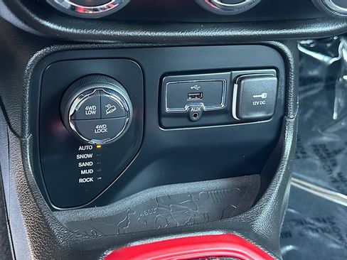 Used 2016 Jeep Renegade Trailhawk w/ Premium Trailhawk Package AWD/4WD image 26