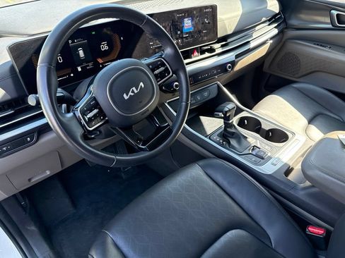 Used 2025 Kia Carnival FWD image 25