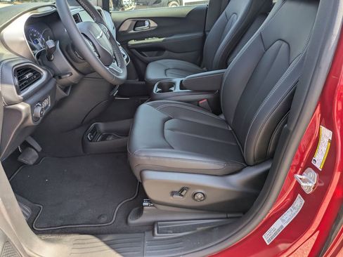 New 2026 Chrysler Pacifica Select image 15