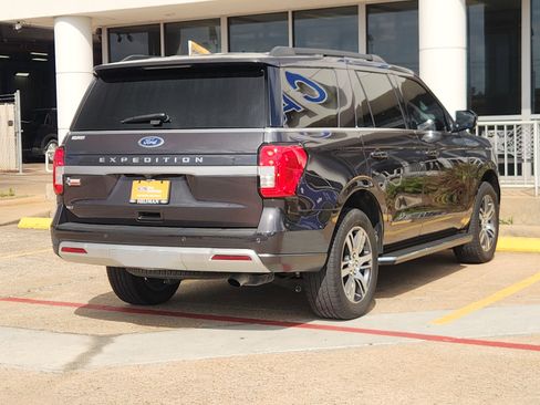 Certified 2022 Ford Expedition XLT RWD image 3