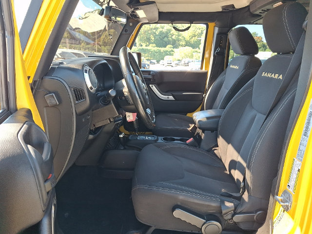 Used 2015 Jeep Wrangler Unlimited Sahara w/ Connectivity Group AWD/4WD image 2