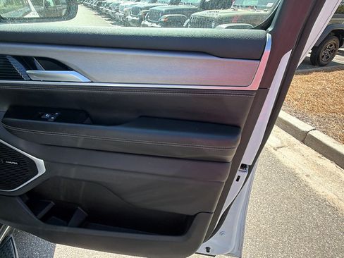 Certified 2025 Jeep Wagoneer 4WD w/ Convenience Group I image 18