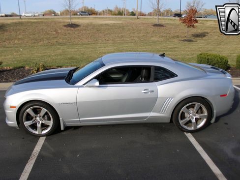 Used 2010 Chevrolet Camaro SS w/ RS Package image 10