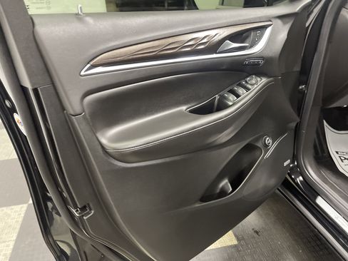 Used 2024 Buick Enclave Avenir image 10