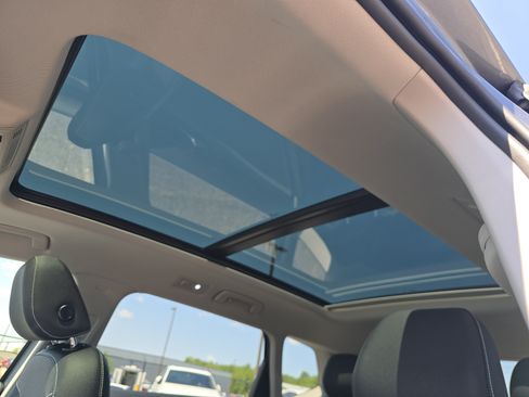Used 2023 Volkswagen Taos SE w/ Panoramic Sunroof Package FWD image 9