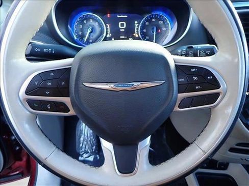 Used 2020 Chrysler Pacifica Limited image 16