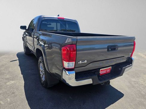Used 2017 Toyota Tacoma SR5 AWD/4WD image 5